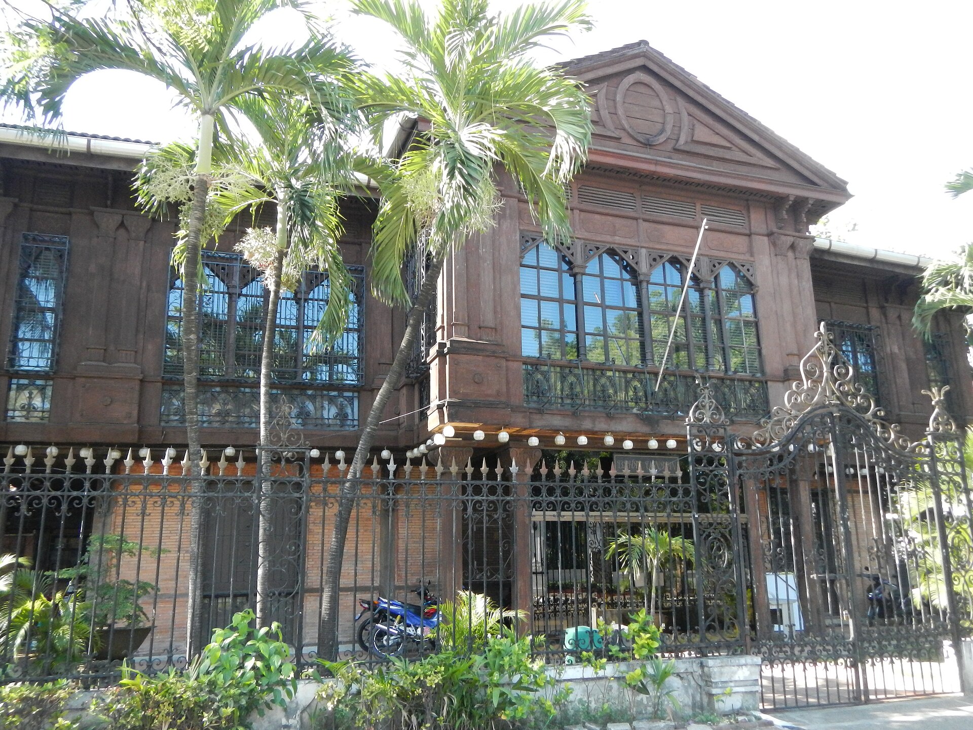 Bahay Ugnayan, Bahay Pangarap [1] Briefer on Bahay Pangarap and Malacañang Park [2] Aquino sisters on Noy's official home: Better Bahay Pangarap than Times [3] 1/L Bahay Ugnayan J.P. Laurel St. Malacañang complex Dating bahay ni Madam Imelda Marcos.[Coordinates: 14°35'34"N 120°59'31"E] [4] Under President Fidel V. Ramos, the Bahay Pangarap was restored and became the club house of the Malacañang Golf Club (the old Club House had become the residence of President Marcos’ mother, Mrs. Josefa Edralin Marcos). Restoration was supervised by Architect Francisco Mañosa at the initiative of First Lady Amelita Ramos and inaugurated as the New Bahay Pangarap on March 15, 1996 as an alternate venue for official functions in addition to recreational and social activities. In 2008, the historic Bahay Pangarap was essentially demolished by Architect Conrad Onglao and rebuilt in contemporary style (retaining the basic shape of the roof as a nod to the previous historic structure), replacing, as well, the Commonwealth-era swimming pool and pergolas with a modern swimming pool. It was inaugurated on 19 December 2008 by 22 President Gloria Macapagal-Arroyo at a Christmas reception for the Cabinet. Administrative Order Nº. 251, issued on December 2008, placed the administration of Bahay Pangarap under the Internal House Affairs Office of the Office of the President of the Philippines. Malacañang Park has always been a recreational park, and is not a military facility. The facilities and area of the PSG are distinct from the demarcation of Malacañang Park. President Benigno S. Aquino III thus becomes the first President of the Philippines to make Bahay Pangarap his official residence, although previous presidents have stayed there. Despite living at his private residence at the start of his term, he has since occupied the house as of August 2010. Malacañang Palace [5] [6] (Filipino: Palasyo ng Malakanyang), officially Malacañan Palace or simply "the Palace", is the official residence, but not the actual residence, and principal workplace of the President of the Philippines. It is located along Pasig River, Governors-General Francis Burton Harrison and Dwight F. Davis built an executive building, the Kalayaan Hall, which was later transformed into a museum. Since 1986 when Cory Aquino became president, only one president, Gloria Macapagal-Arroyo, has actually lived in the palace proper, though all lived on the grounds or nearby. [7] Coordinates: 14°35'38"N 120°59'39"E [8] 1000 José P. Laurel Street, San Miguel, Manila [9] Malacañang Palace and Museum Site of the presidency of the Philippines. The Malacañang Museum is situated in historic Kalayaan Hall – the old Executive Building built in 1920 lat: 14.5935506821, long: 120.995094299 [10] New Malacañang Facebook page seeks pics from Palace visitors [11]